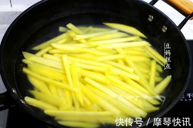 教你自制正宗炸薯条，4块钱做2大盘，酥脆香软，口感不输肯德基