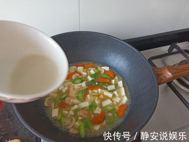 朋友圈发了1个豆腐菜，有55个人问我做法，说真是太好吃了