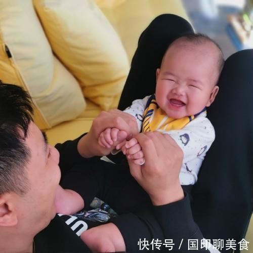 妈妈|李艾自曝产后脾气变好,晒母子拥抱超有爱,灯泡趴在妈妈肩膀萌翻