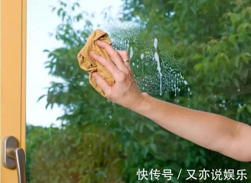 保洁阿姨教我这样擦玻璃，一个月只擦一次，还是很干净