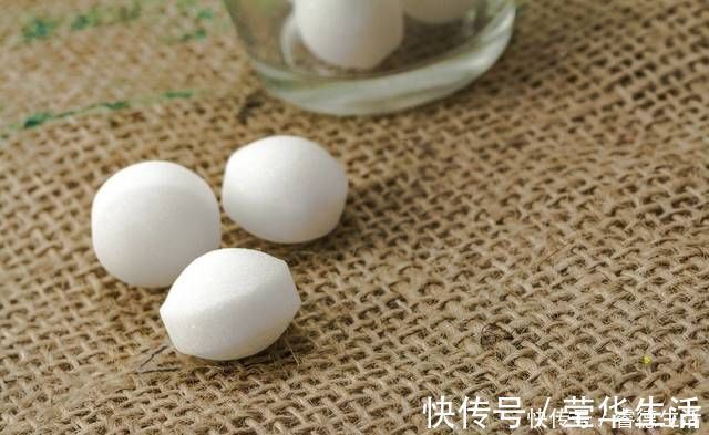 樟脑丸|宝宝衣服放了它容易引发小儿急性溶血病,家有宝宝的快扔掉!