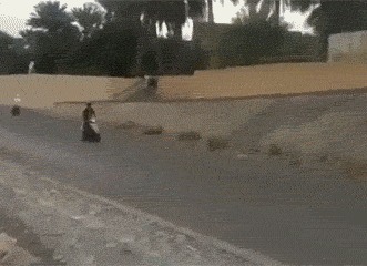 |搞笑GIF动图:这碗面实在是太辣了,把这位大哥辣得半天没缓过来