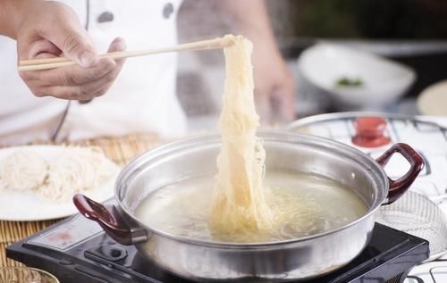 煮面条时，记得提前“放2味”，面条爽滑不坨，又香又好吃