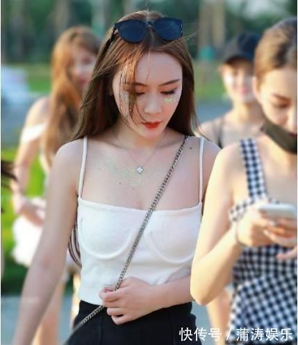 上衣|美女吊带上衣搭配高腰短裤，尽显曼妙好身材，就是裤子有点脏