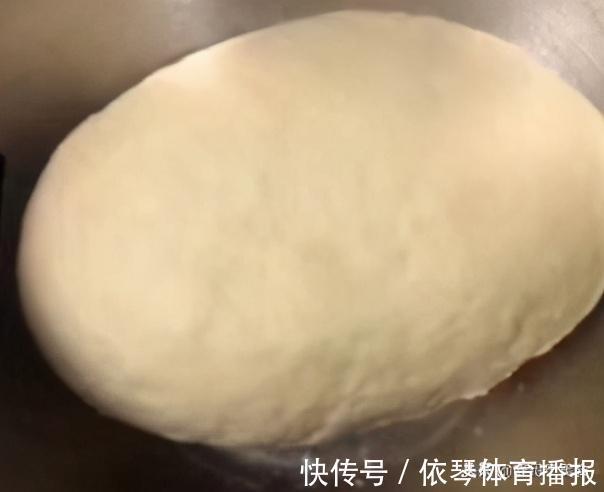马苏里拉|烘焙，香蕉芝士饼的做法，制作简单，馅中加入了芝士，热的超好吃