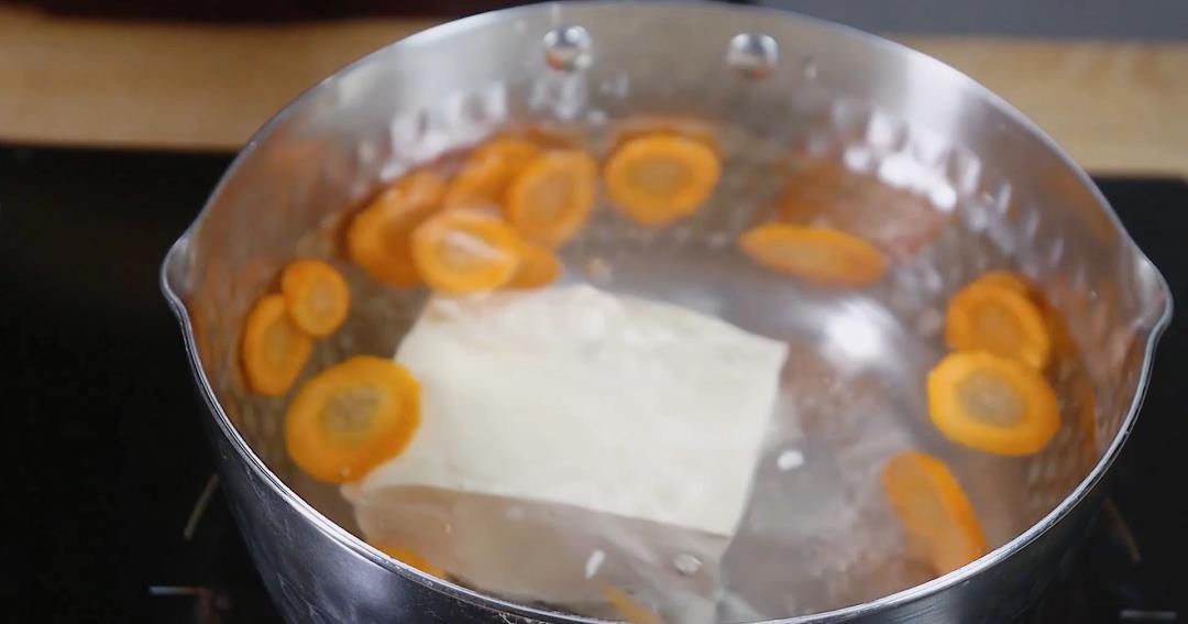 小米粥|一口吃进10种营养,钙是牛奶6倍,铁是牛肉3倍,宝宝吃的渣都不剩