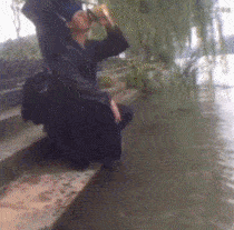 |搞笑GIF:哈哈太蠢了,被自己的尾巴吓了一跳