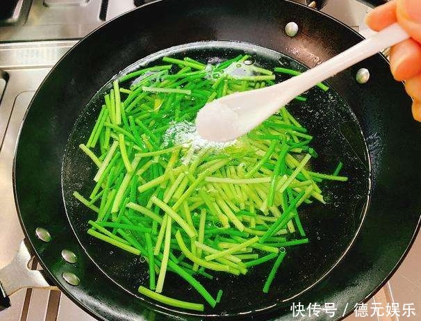 炒蒜苔，切好直接下锅炒就错了！多做1步，蒜苔更翠绿还入味