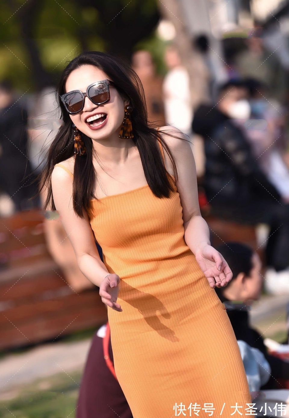 甜蜜风|美女街拍:这个姑娘在等谁呢?一种淡淡忧伤的感觉,我能开跑车带你去兜风吗