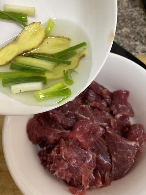 牛肉怎么腌才嫩?大厨教你3个技巧,不放料酒不放鸡蛋,滑嫩可口