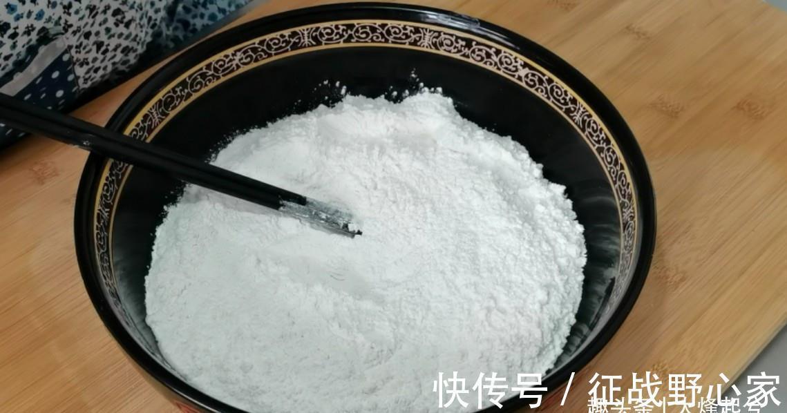 油酥|芝麻酥饼在家简单做,外酥里软又香甜,不用烤箱也可以酥得掉渣