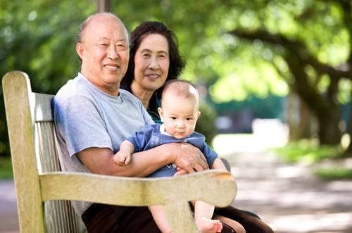 玫玫|为何姥姥成“隔代育儿”主力军,奶奶却很少帮忙?原因并不难理解