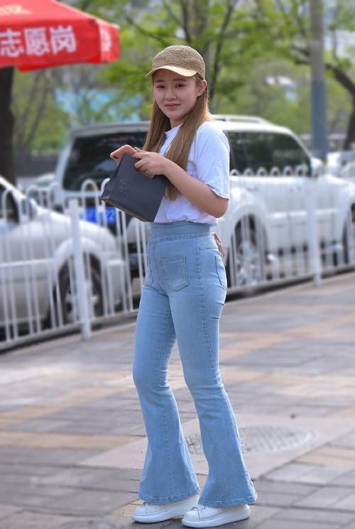 牛仔喇叭裤搭配白色T恤,休闲清凉又个性,让造型远离路人感