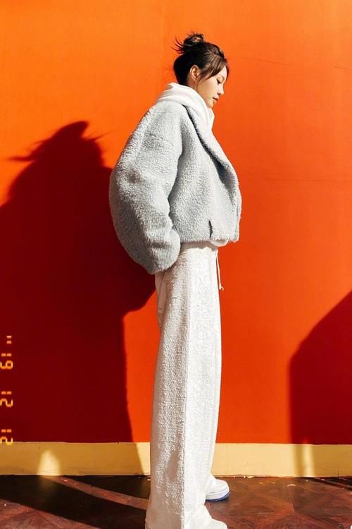 扎丸子头|女明星选择综合症!颗粒绒外套配牛仔裤,很是迷人