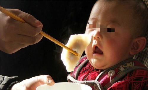 大宝|孩子多大年龄才能吃大人的饭菜？儿科医生：应该分年龄段喂养孩子