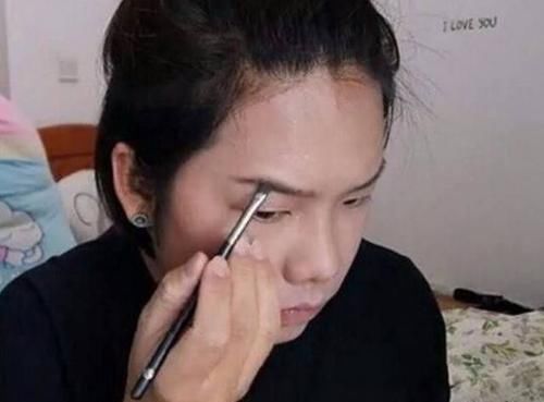 化妆品|被骂“男人婆”,女子愤怒的拿起化妆品,结果出去被骂的更惨了