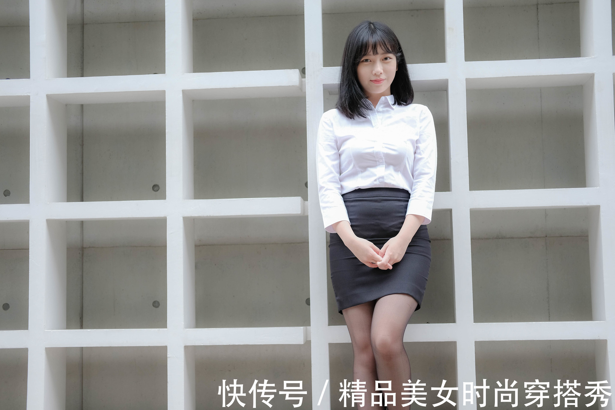高腰|经典的白色衬衫,搭配高腰的黑色短裙,经典的黑白搭配简约时尚