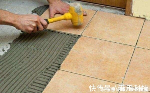 瓷砖|越来越多人不用水泥贴瓷砖了,他们都用这种材料来铺,省钱又方便!