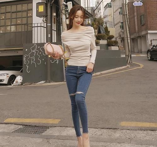 身穿紧身牛仔裤的美女,打扮实在漂亮,给人梦幻的感觉