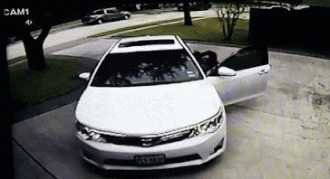 |搞笑GIF: 你们可要为我作证 是那个妹子自己撞过来的