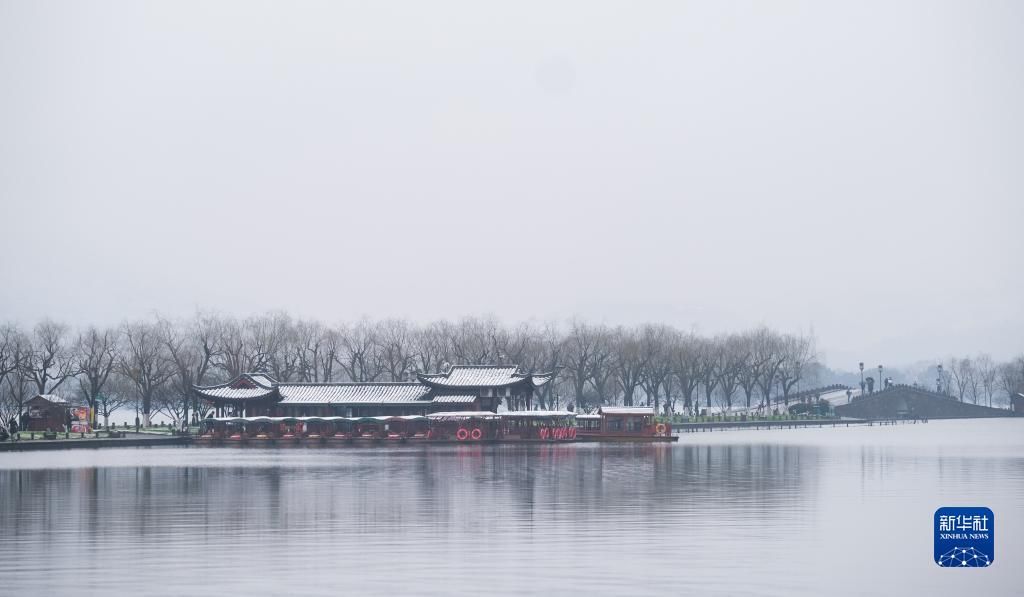 新年|杭州西湖迎来新年初雪