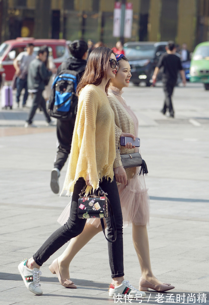 重庆|重庆街拍,撞色卫衣搭配牛仔裤,性感与时髦并存!