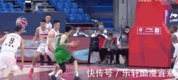 韩德君|威姆斯伤人+胡明轩垫脚,韩德君暴揍威姆斯太狠毒,郭艾伦发飙了