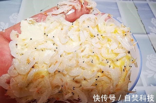 一块豆腐，一把虾皮，就能做出饭店的招牌菜，外酥里嫩，真馋人