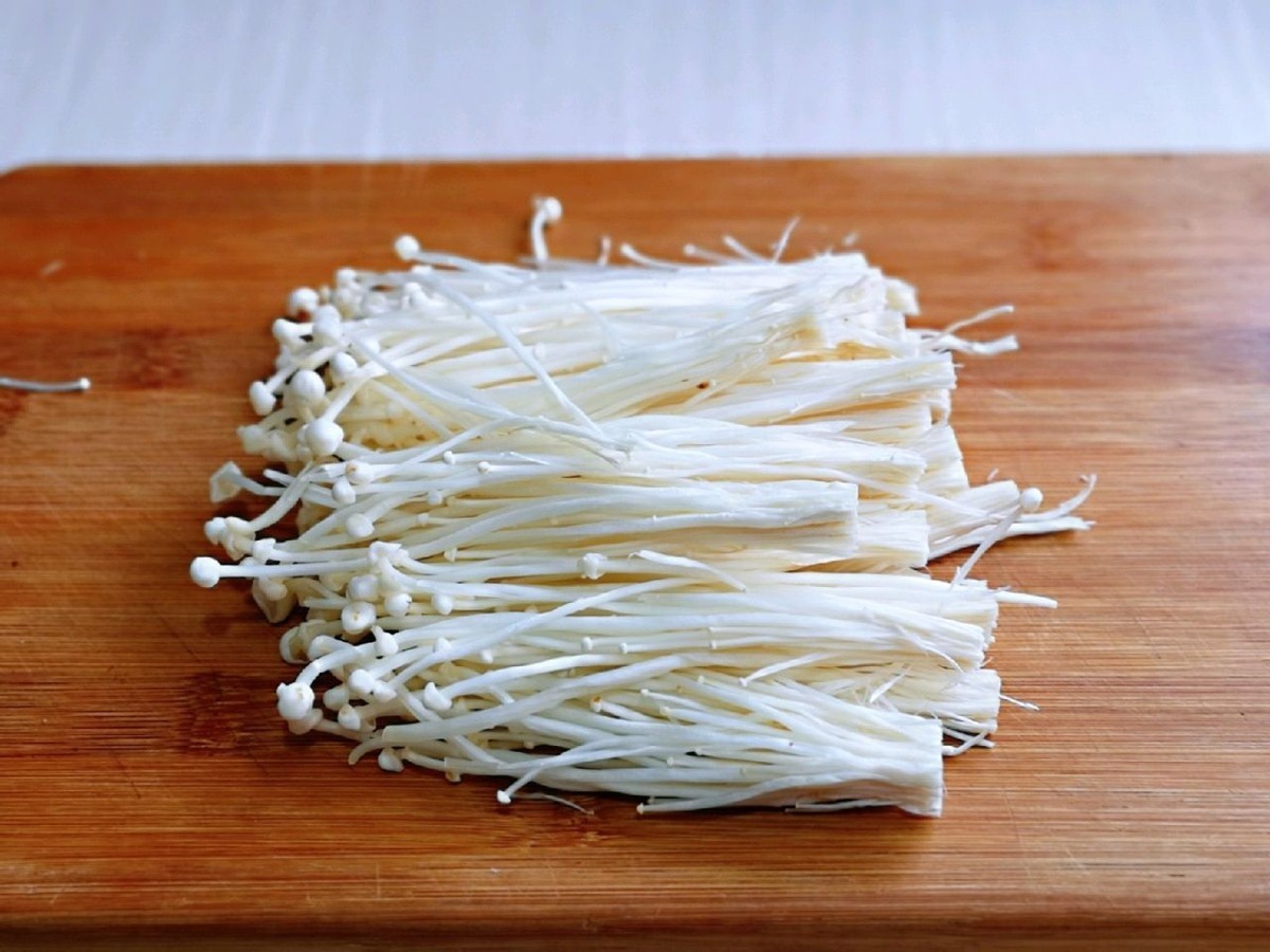 金针菇炸着吃，大人小孩都喜欢，酥脆可口，怎么也吃不够