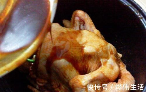 整只鸡放电饭锅里焖,不加水不放油,出锅比烤鸡还香,太诱人了
