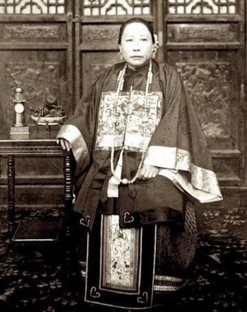 重臣|晚清重臣李鸿章罕见照片,三位妻子个个貌美如花,都看过的人不多