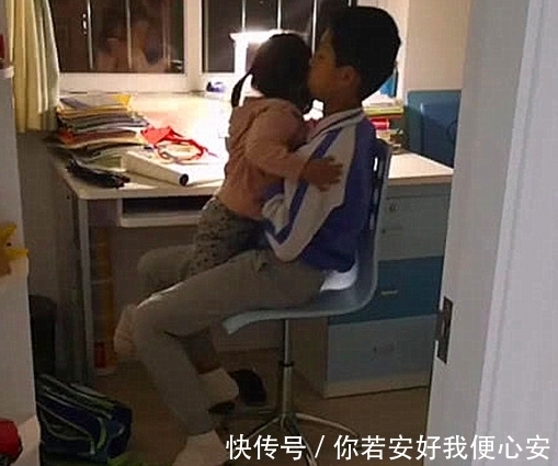 妹妹|哥哥正在写作业,妹妹突然哭着跑过去,妈妈在一旁笑着记录了一切