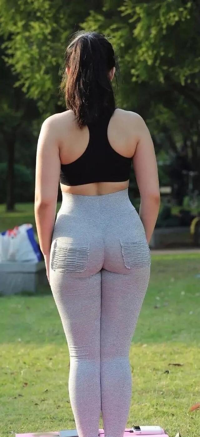 精致 打底裤穿搭凭颜色和质感让你脱颖而出,选择合身的裙型,清新可人