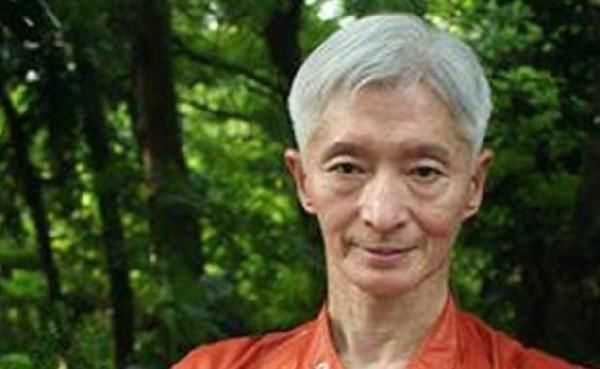 武侠小说$轻功大师李凤山:40公斤铁衣穿3年称:我身轻如燕能“飞檐走壁”