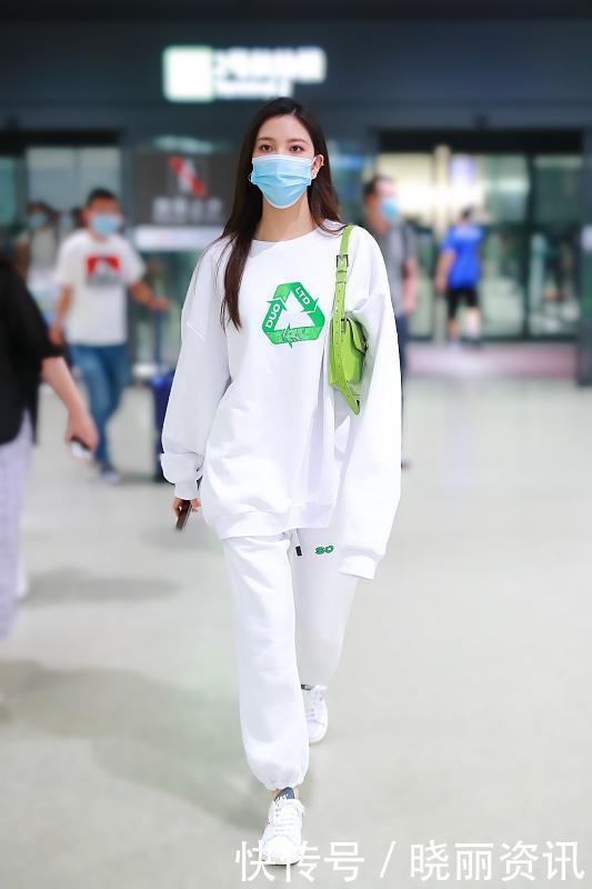 今年“卫衣”持续火热,学会这样选款和搭配,穿得舒适还特高级