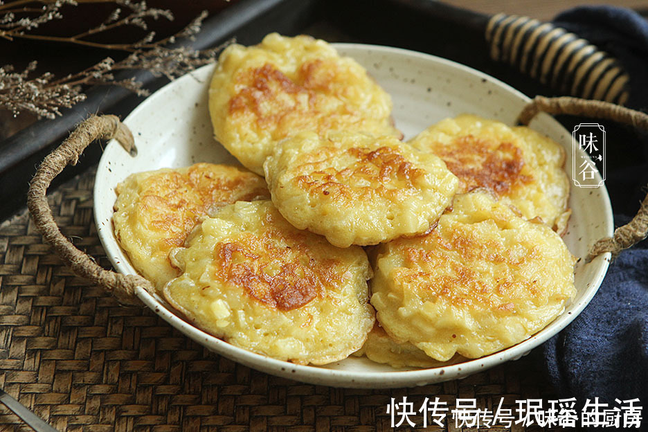 苹果丁|天冷,这水果加4个鸡蛋做早餐饼,软糯香甜有营养,一次4个不够吃