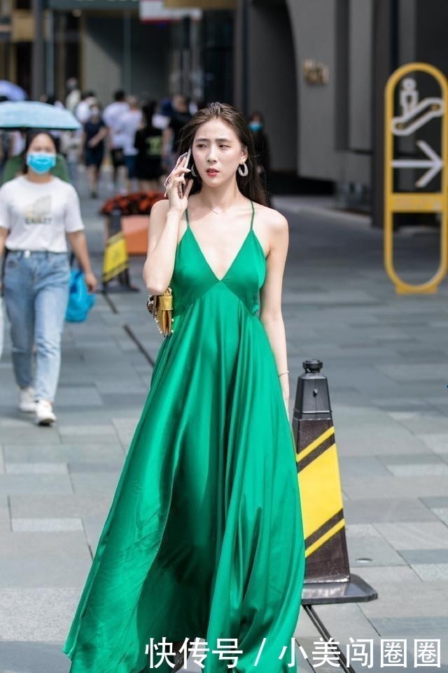 上半身 连衣裙的打扮好看又是上镜,充满女性魅力风情,干净利落