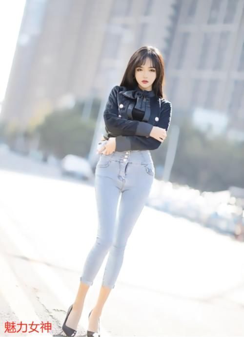 街拍小姐姐一双高跟鞋搭配修身牛仔裤,尽显满满的“御姐范”