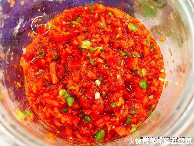 做辣椒酱时,只放盐可不行!多加2样料,辣椒酱不发霉不长毛,香