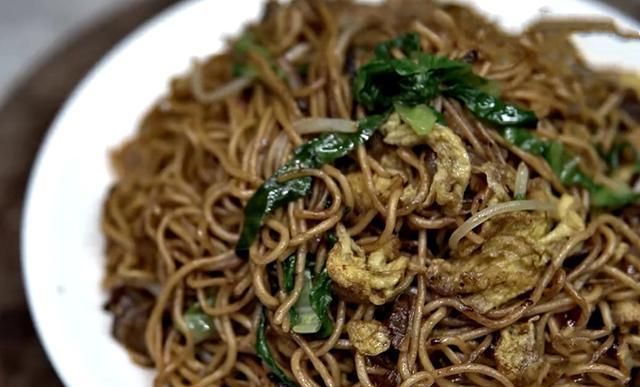 鸡蛋炒面时,先炒鸡蛋还是面条?很多人做错,难怪面条粘锅不劲道