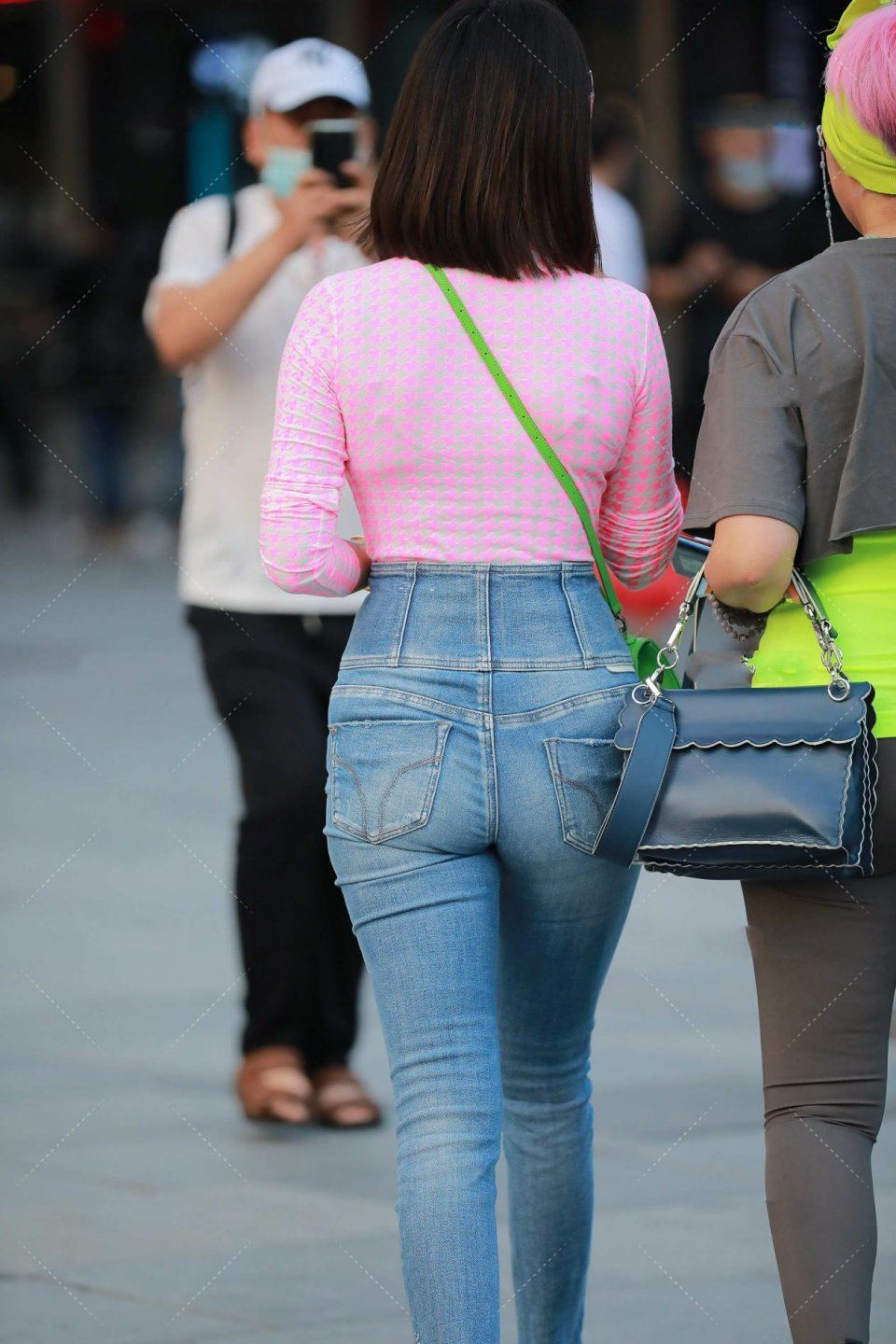 高腰牛仔裤，既能提高腰线，调整身材比例，又能凸显时尚大气