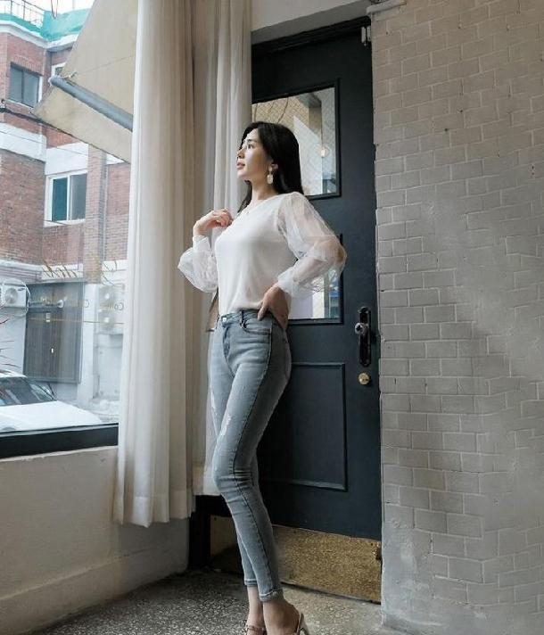 牛仔裤 小姐姐整体气质优雅干练，让自己的身材变得美丽和出众