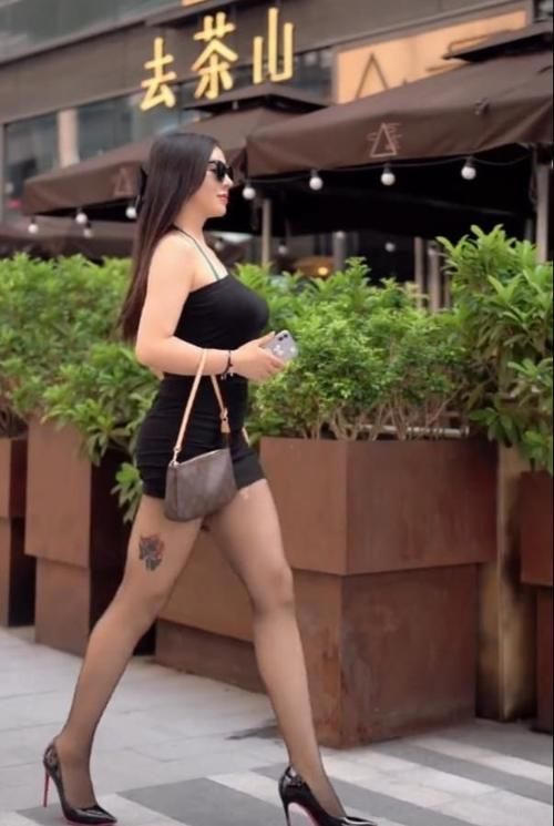 凸显|少妇凸显出高冷气质，时尚的长裙造型，性感身材让人把持不住