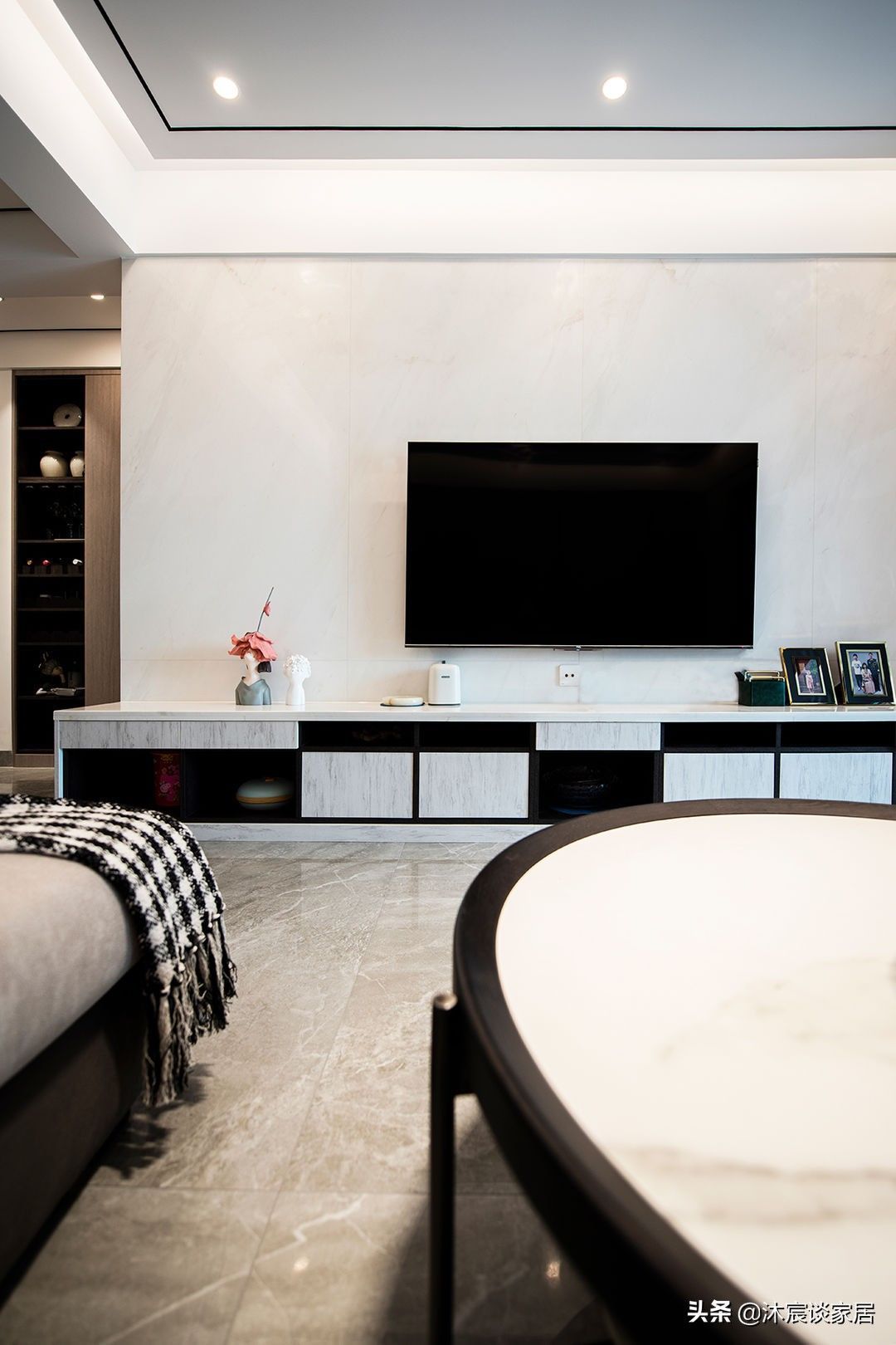 过道|灰色地砖+暗藏踢脚线，真的是好看又好打理，我下次装修也要这样