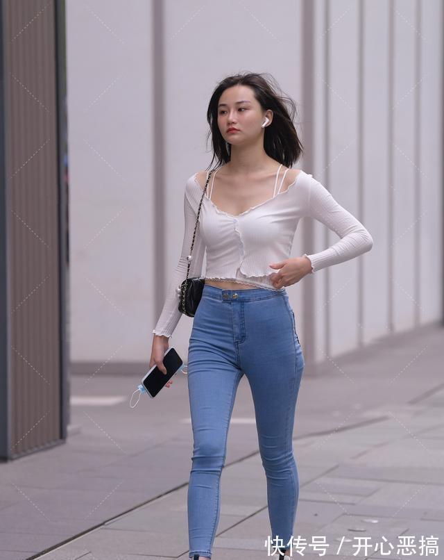 造型|牛仔打底裤搭配白色上衣,打造一个全新的造型,吸引到大众的眼球