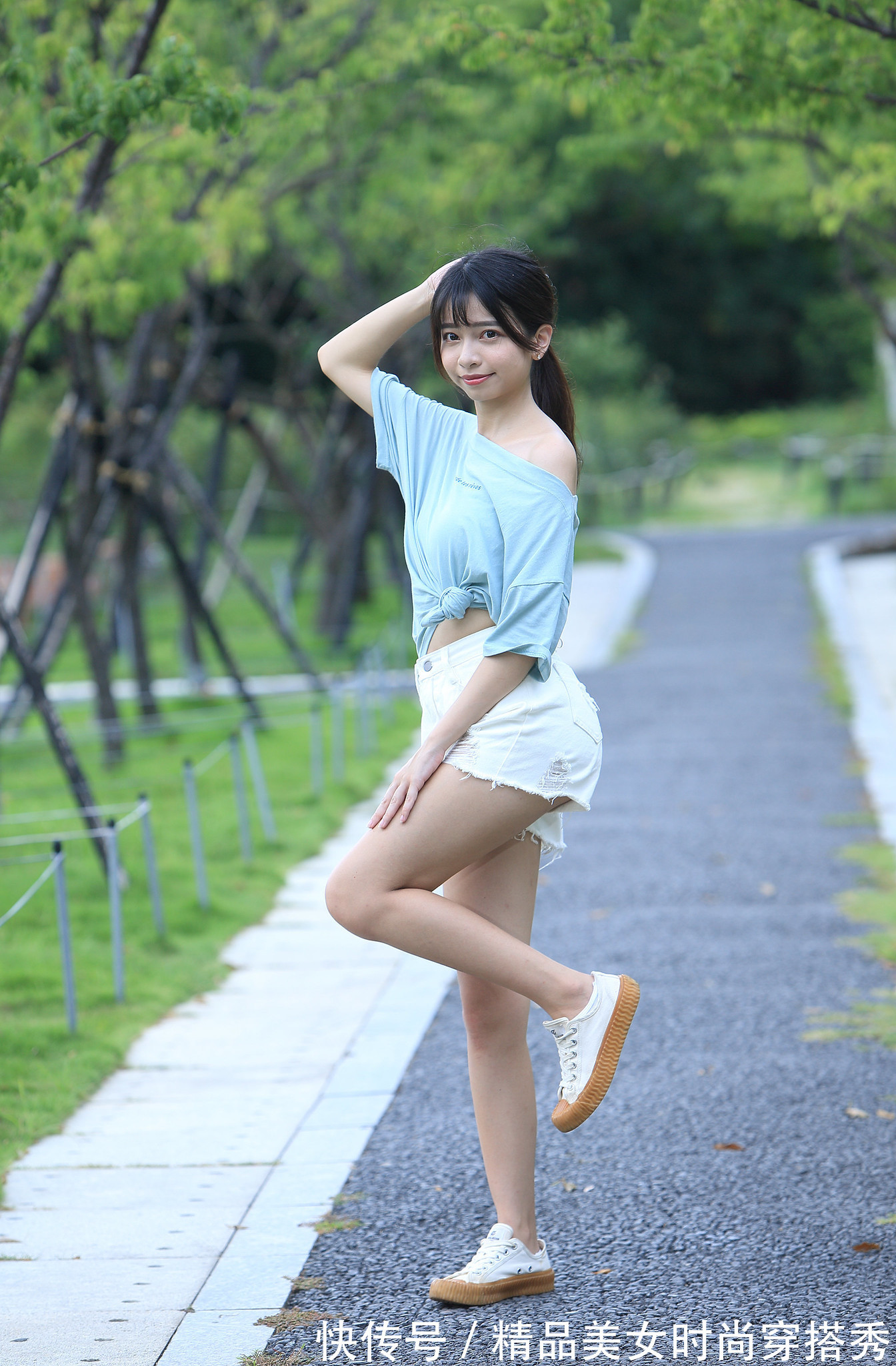 小清新|“小清新”的蓝色很显白皙肌肤,搭配白色短裤,轻松穿出大长腿