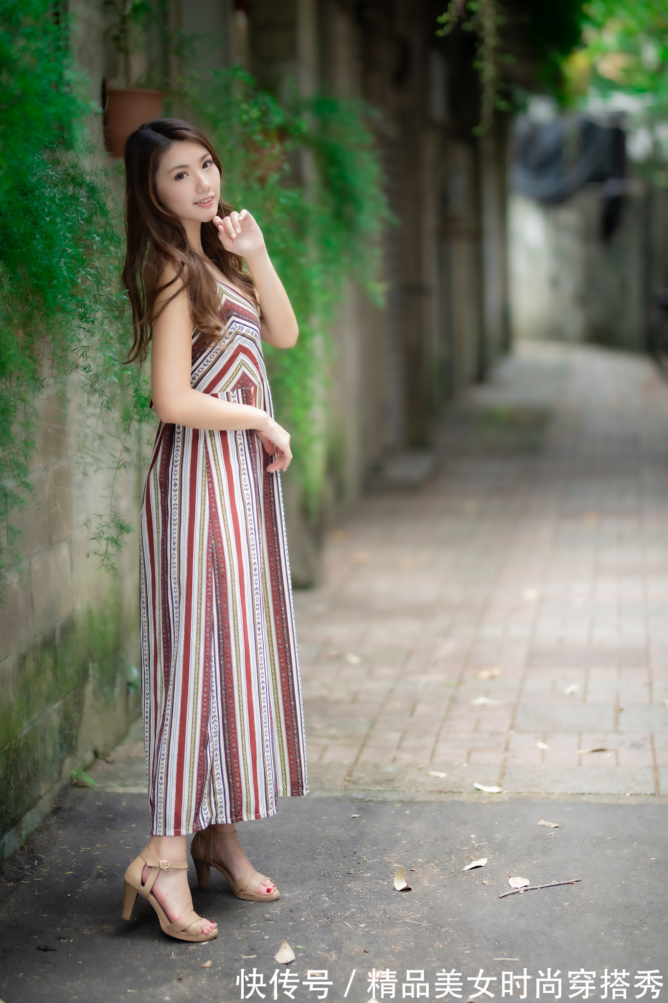 美感|吊带裙配上竖条纹的复古元素,让整体流露出不一样的美感