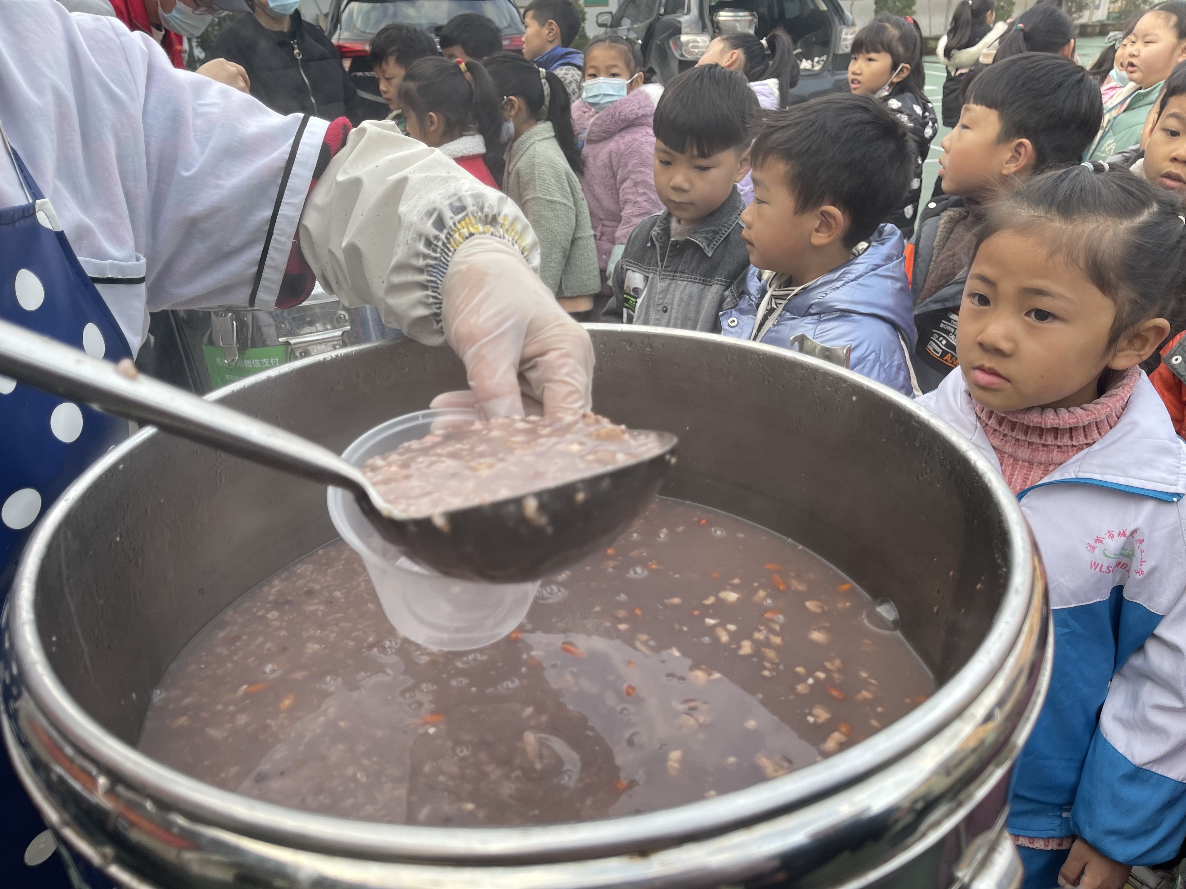 志愿者们|“粥”到暖心~ 温岭民工子弟小学收到3000多份腊八粥