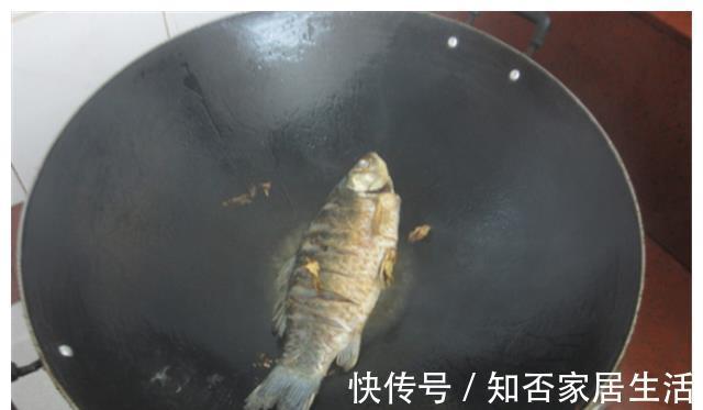 鲫鱼|夏天吃鱼最合适,加一块萝卜,不用油炸不用炒,3斤的鱼都不够吃