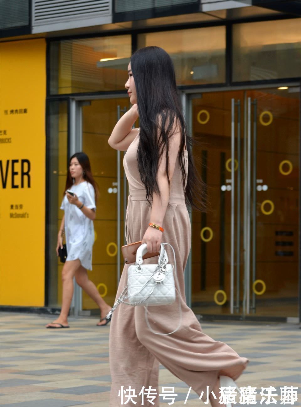 美女穿搭简约的阔腿裤柔美又大气,分分钟穿出自己的品质感